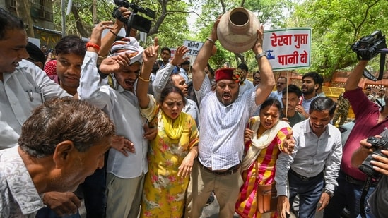 दिल्ली में जल संकट जारी है क्योंकि कई इलाकों में एक सप्ताह से अधिक समय से आपूर्ति प्रभावित है