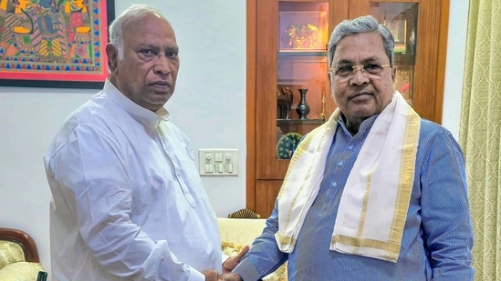 सिद्धारमैया के जाने के बाद कर्नाटक में नए मंत्रिमंडल के लिए कांग्रेस के अंदर हलचल जारी है