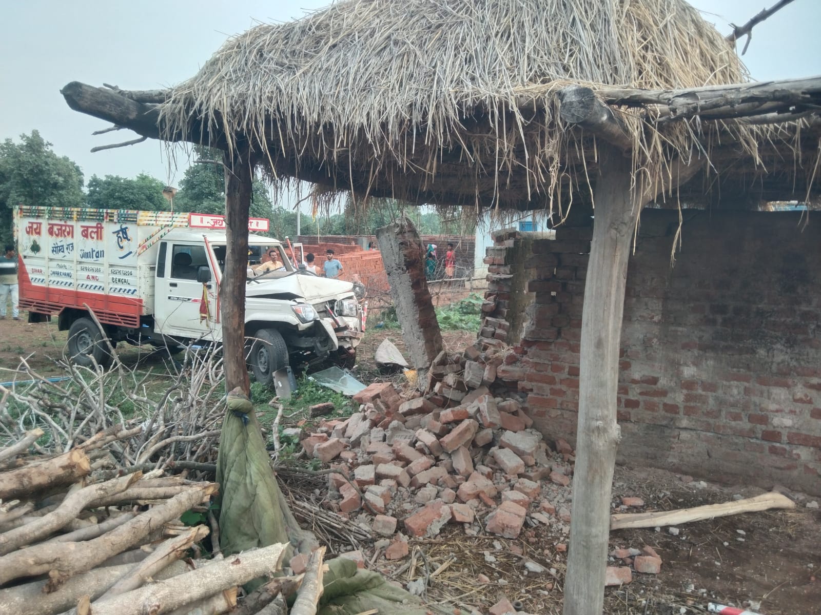 हेरहंज में दर्दनाक सड़क हादसा: अनियंत्रित पिकअप वैन दीवार से टकराई, एक की मौत, चालक घायल